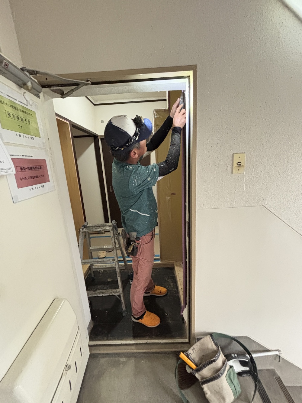 枠廻りを塗装していきます いつもしっかり養生をしてくれるカワワキ塗装さん