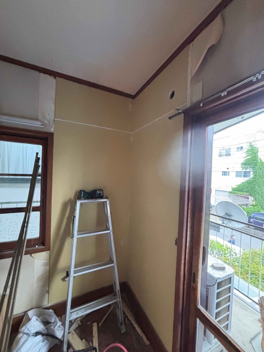 耐震補強が終わりプラスターを貼り進めています