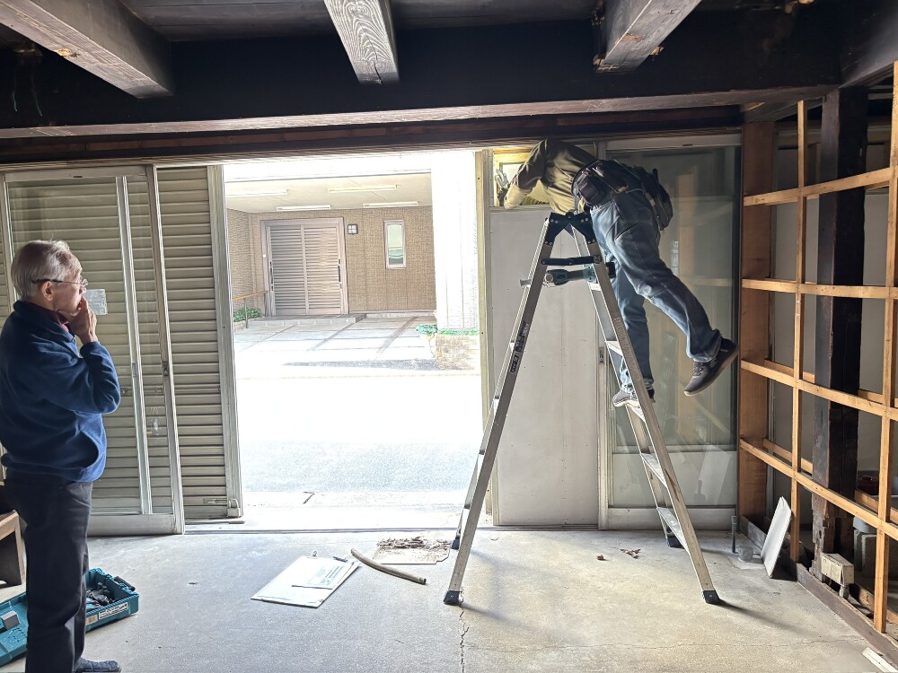 ファサード改修計画のため、部分解体をする白井君