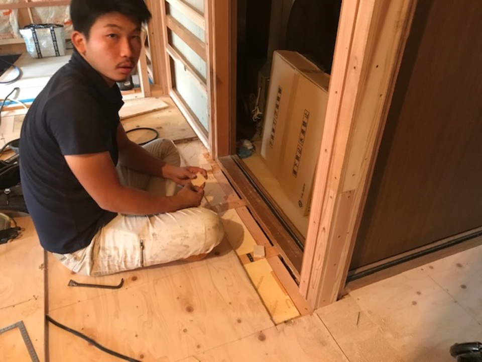 床なり防止の為、既設の敷居を補強する。
