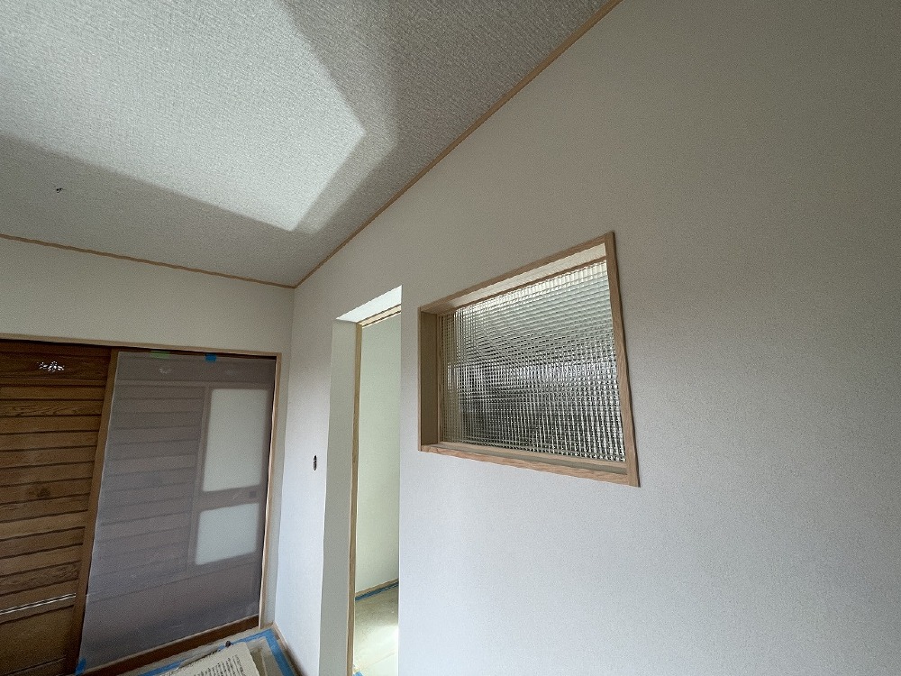 明かり取りのチェッカーガラスも綺麗に納まりました（白井）