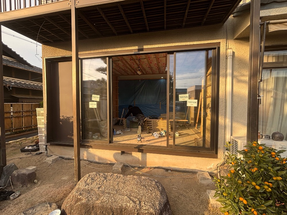 サッシ周りの板金も綺麗に納まりました。