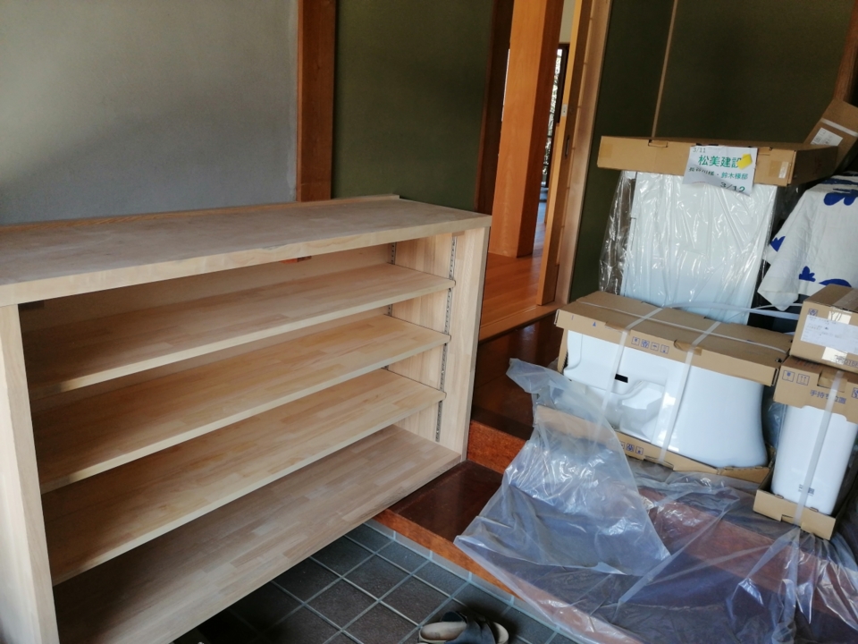 再生天端板の下駄箱を設置しました、あとは建具を待つばかり