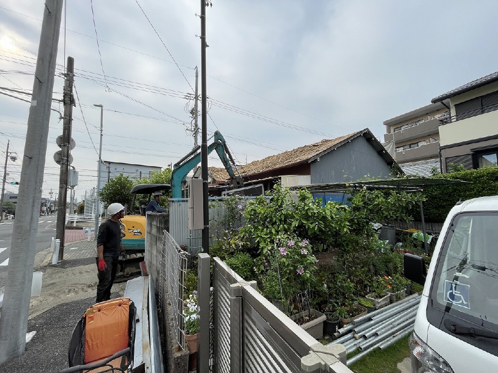 （名古屋市・家屋解体）I様邸借家の解体工事が始まりました。 まずは瓦下ろしからスタートしています（白井）