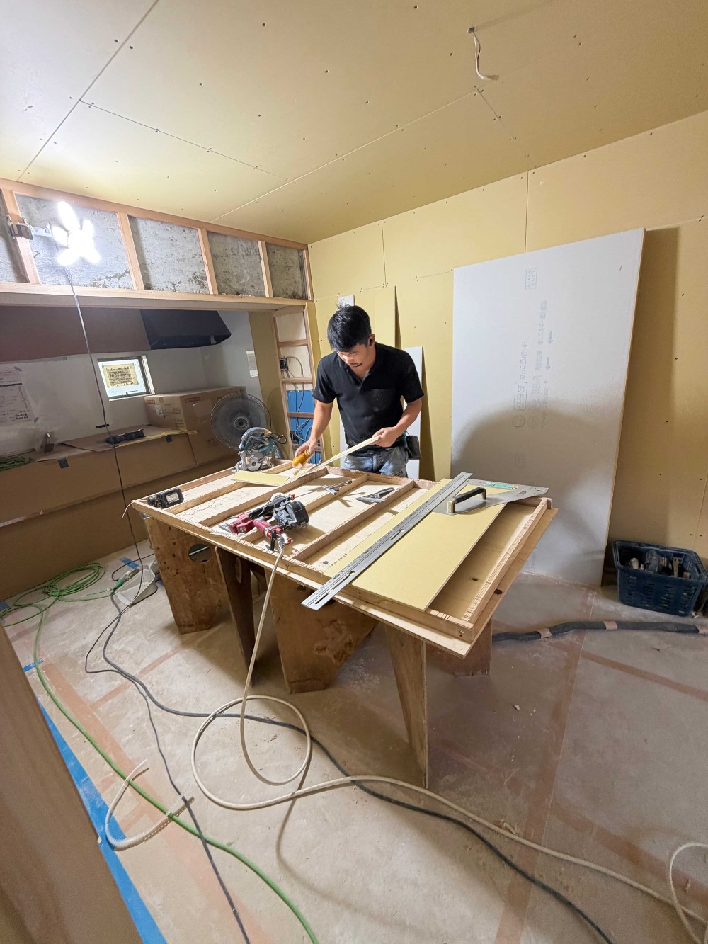 壁のプラスター施工順調です
