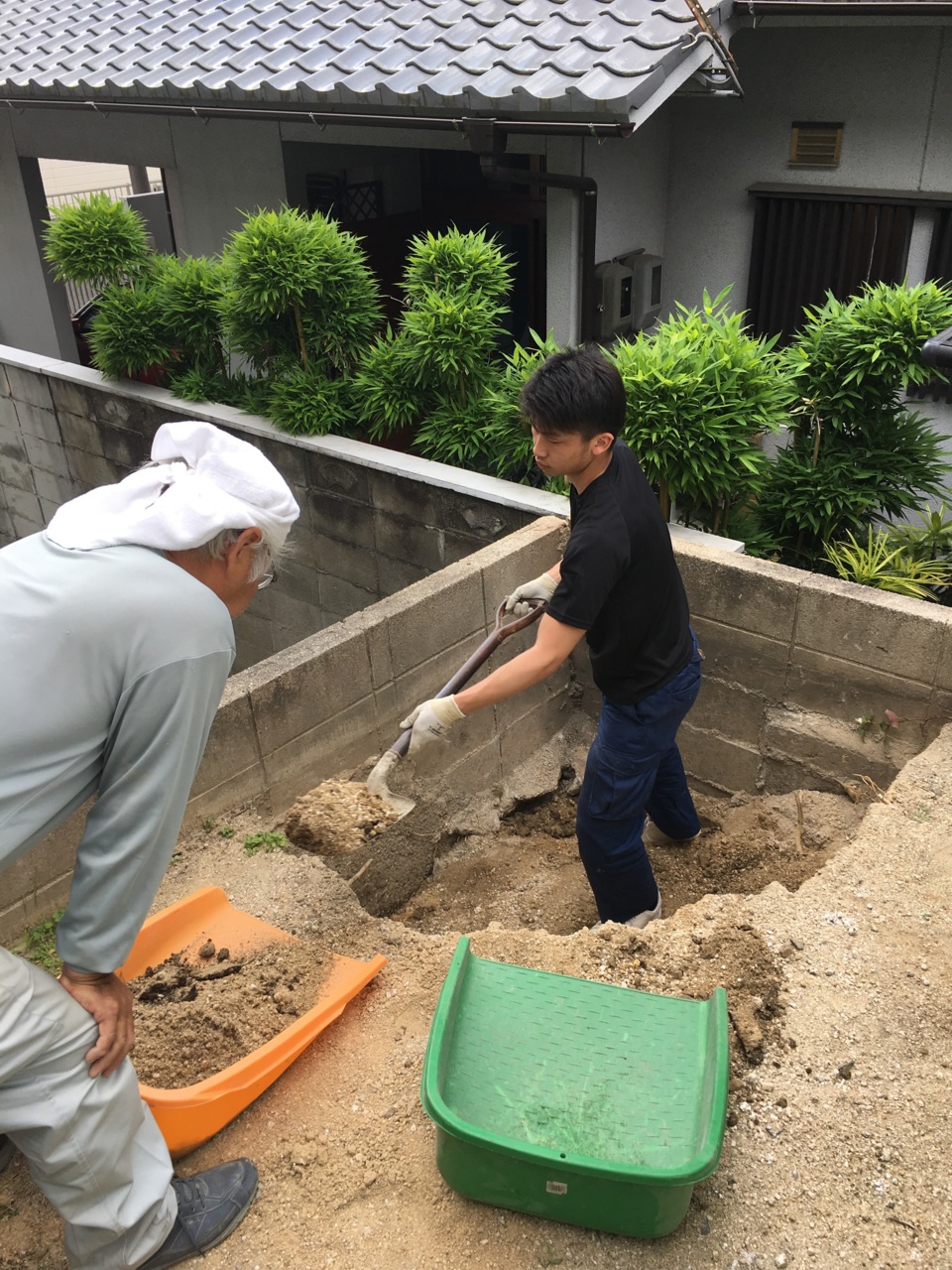 太陽さん指導のもと掘り進める山本君！