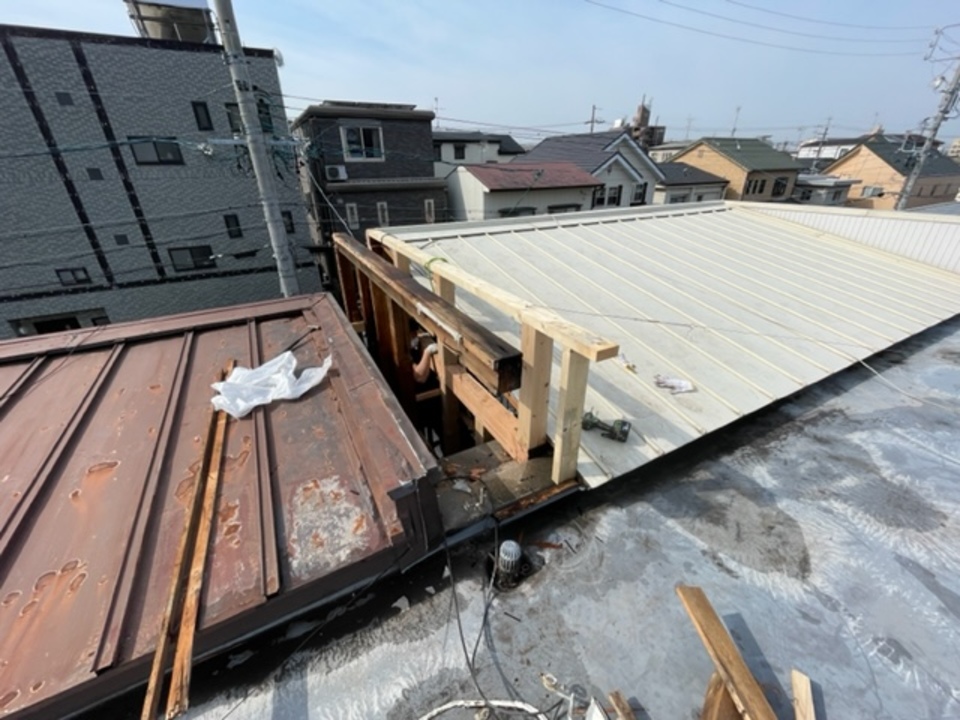 （天白区・T様邸）新旧2つの躯体が並びます。 漏水の酷い古い外側の躯体を撤去していきます（寺西）