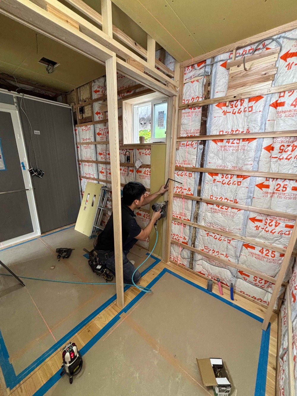 枠材取り付け中