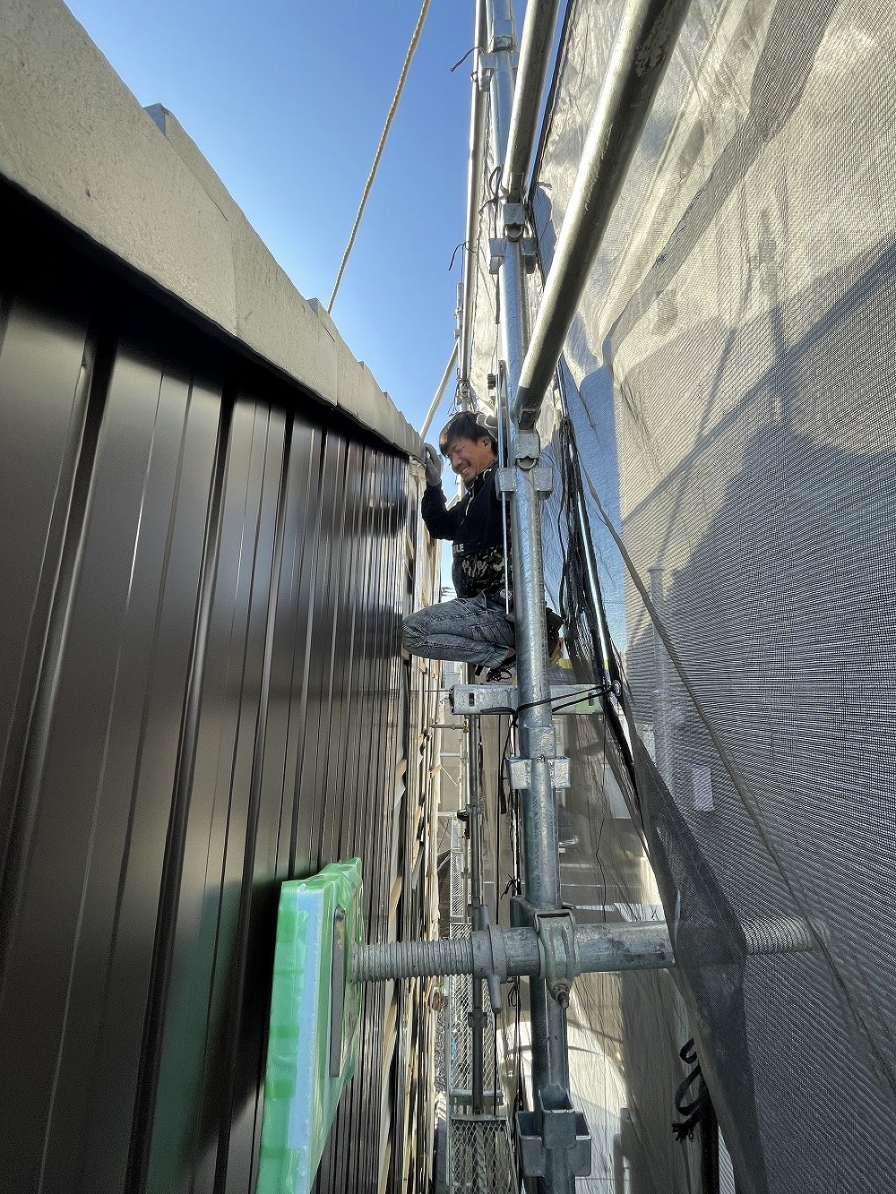 西面は、既設トタンの傷みが激しかったので 新たに防水透湿シートを貼り、張替えました（白井）