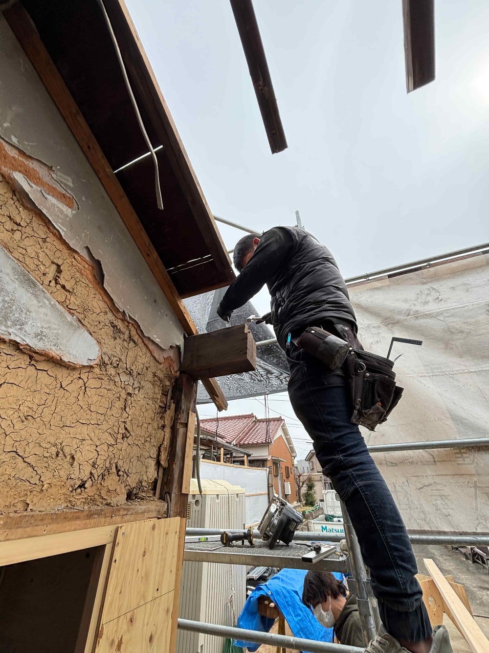玄関部屋根の墨付け、刻みを行っています