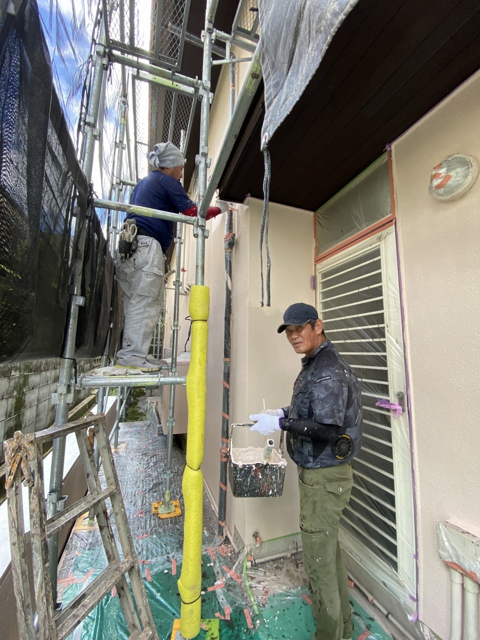 外壁塗装の真っ最中です！暑い中、丁寧に進めてくれています。川脇塗装さん