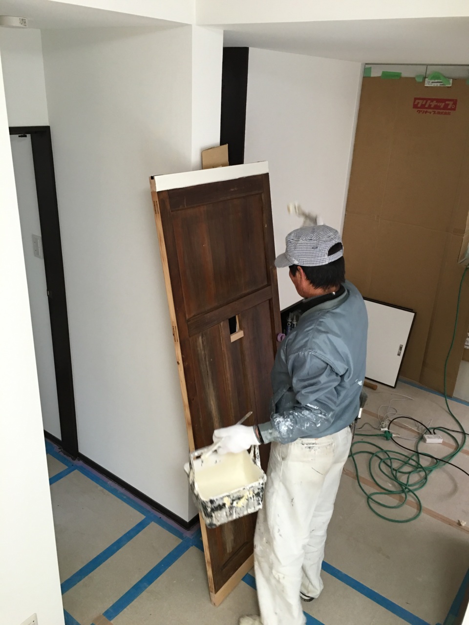 改修した建具に下塗りを入れる川脇さん！