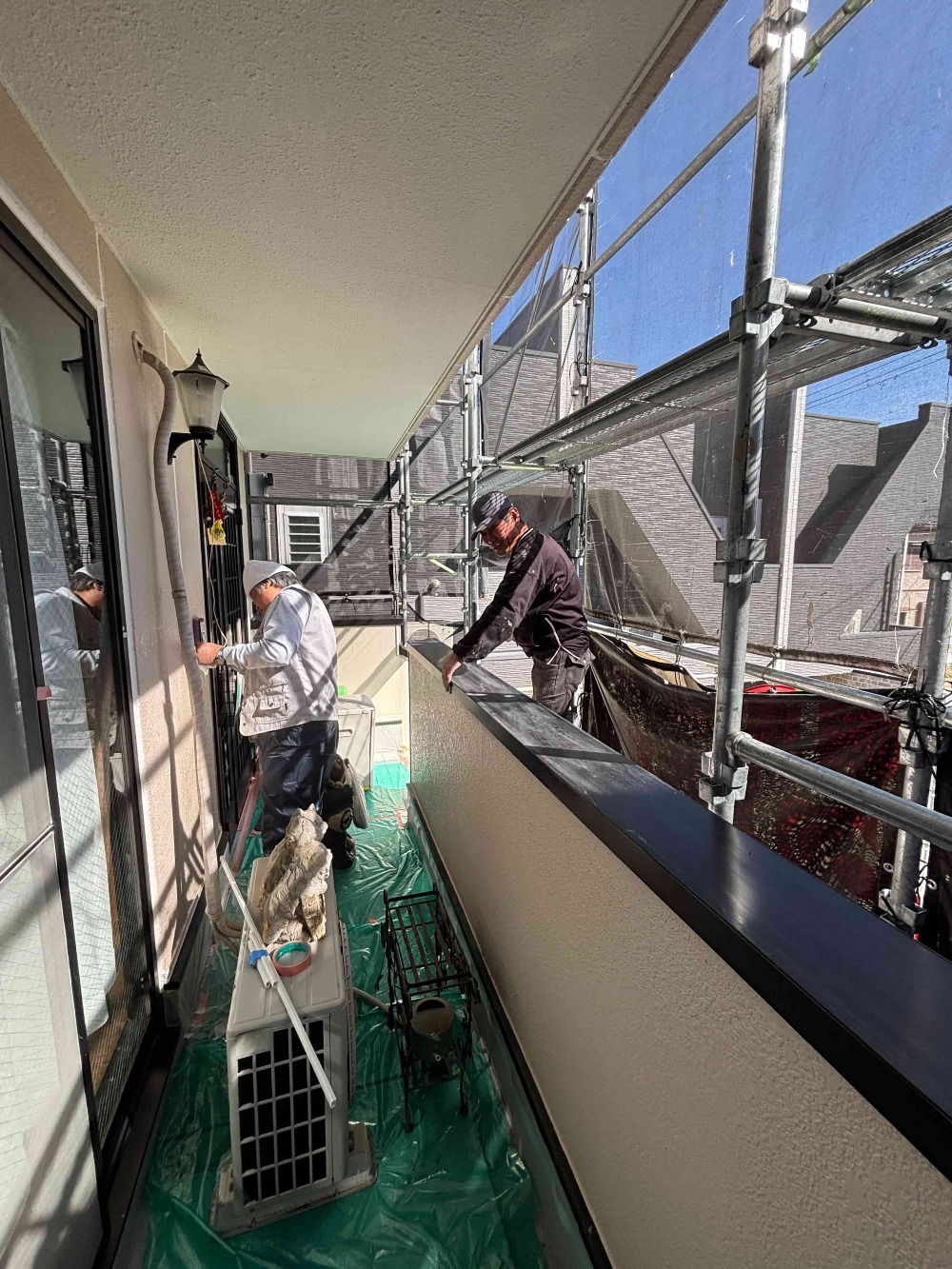 養生を施す川脇塗装さん