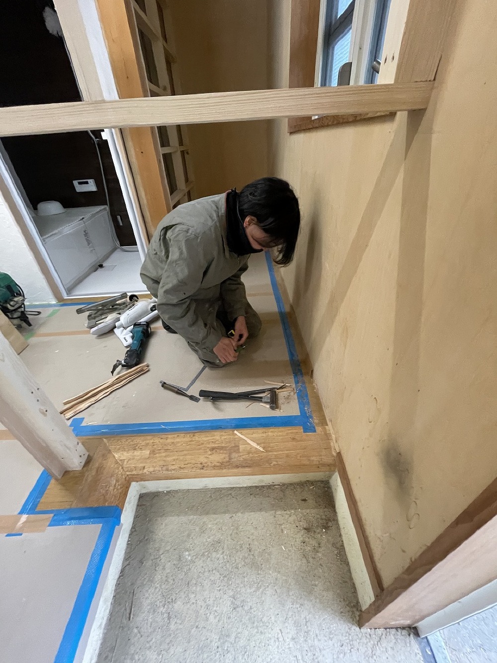 （天白区K様邸）パイン材で造作下足入製作中の颯太君。 綺麗に納まりました（白井）