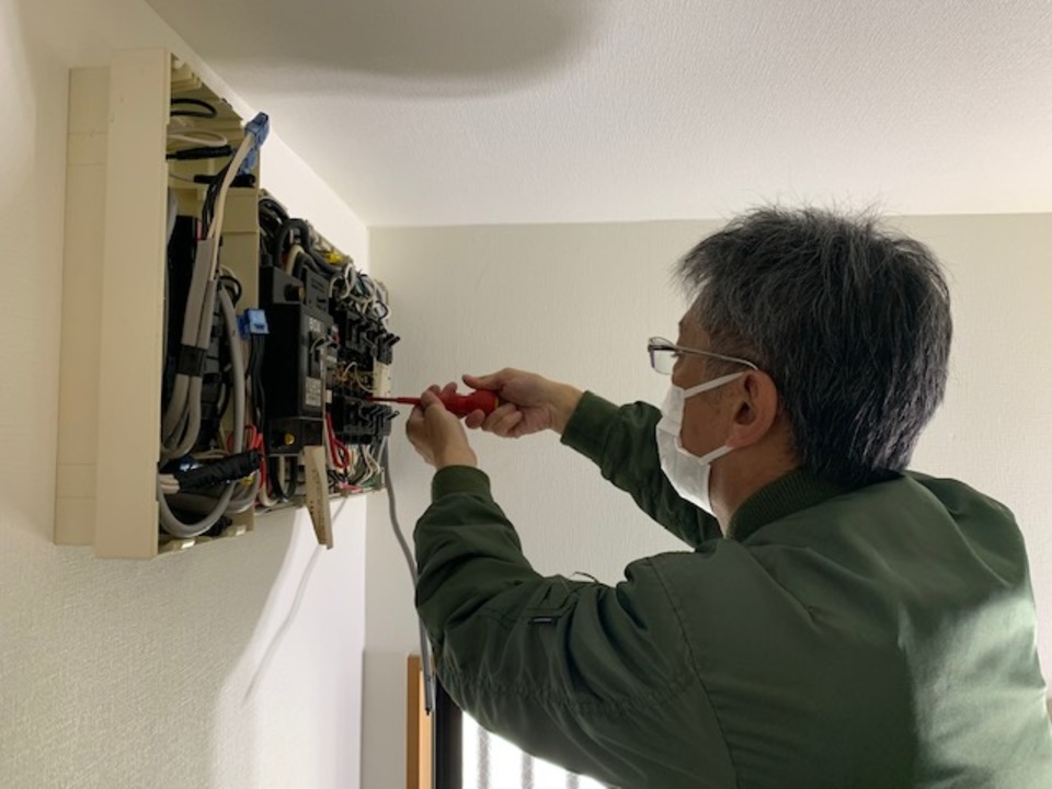 電気工事施工中。