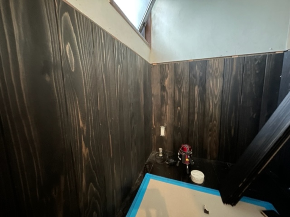  （天白区I様邸トイレ改修）腰壁に羽目板施工中（寺西）