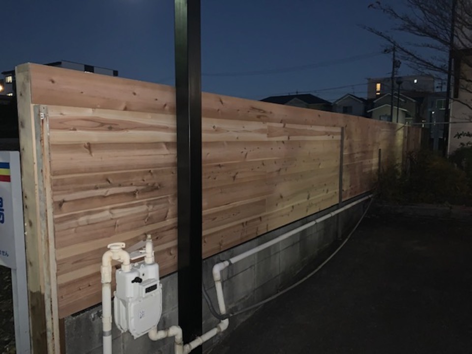 事務所の塀に無垢杉板を貼っています