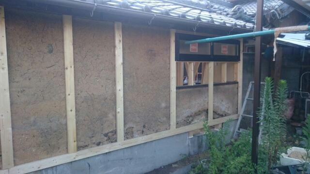 白井です、柱の補強とサッシ取付です。