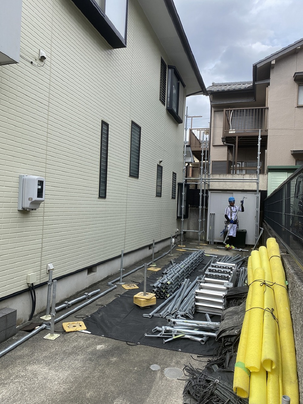 （東郷町O様邸・外装工事）今日から外装工事がはじまります。 まずは外部足場の組み立てからです。
