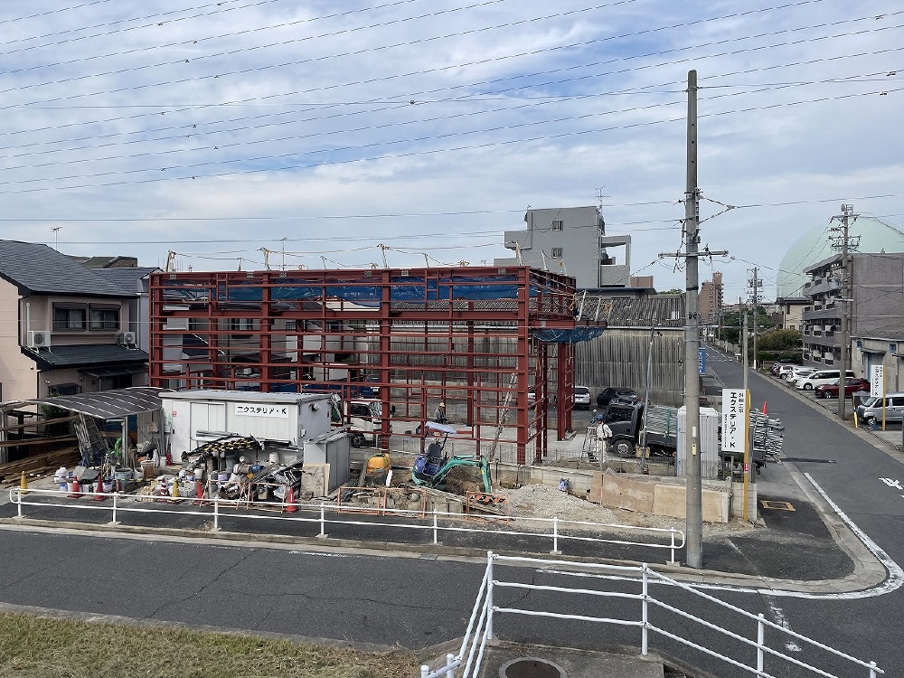 今日は朝から外部足場施工です。  来週から、屋根工事開始します（白井）