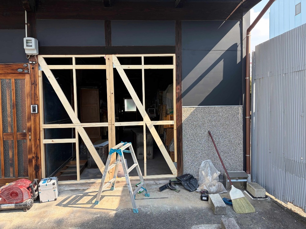 使われなくなった倉庫入口を壁に改修