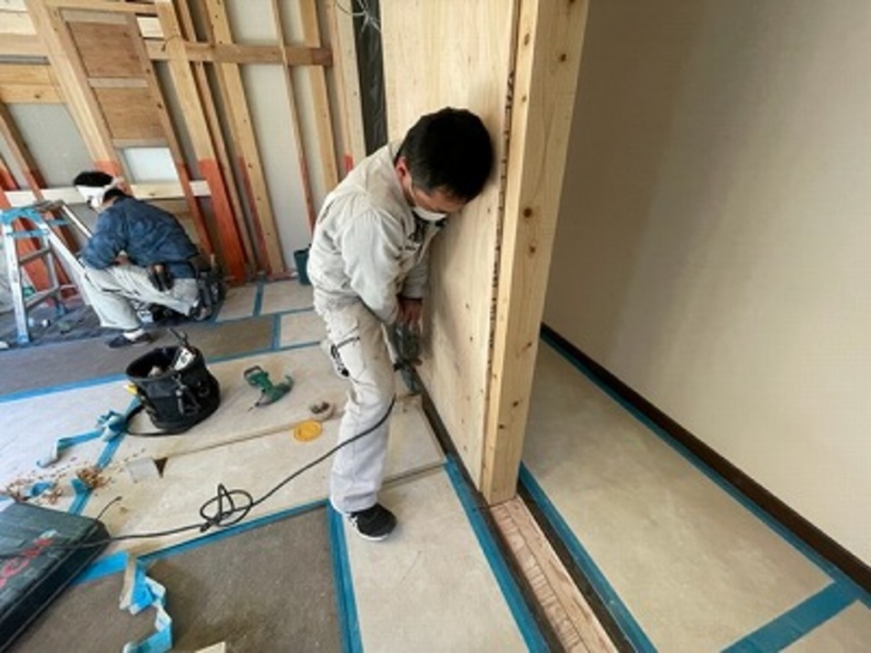 キッチン水道配管施工中の豊田さん、床下に潜ったり、床上から穴開けしたり大変です