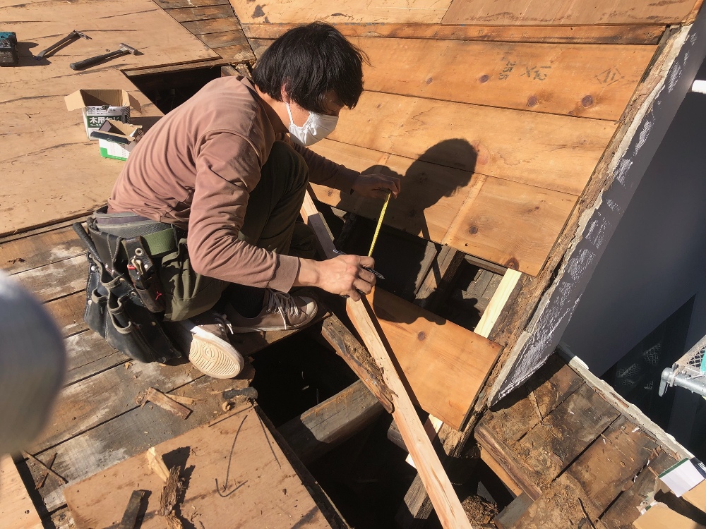 水腐れした垂木、野地板を新しくする寺西さん。 特に谷部分が酷くいたんでいます（山本）