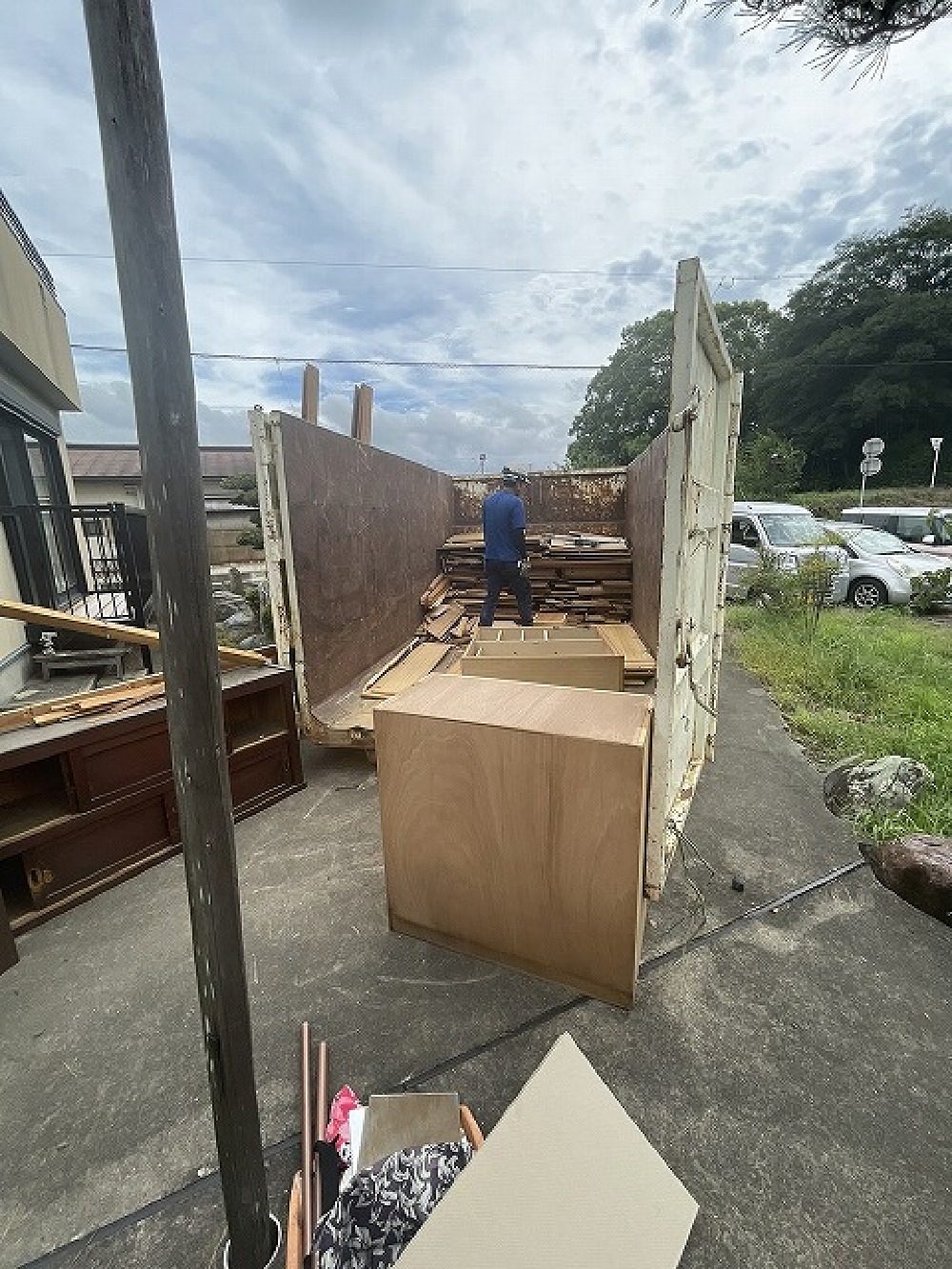  不要になった木製家具等は解体して隙間無く 積み込んでいきます（白井）