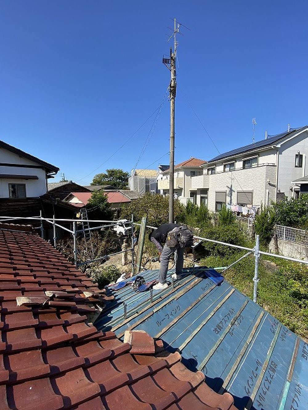 北側の雨漏りがする屋根を葺き替えています