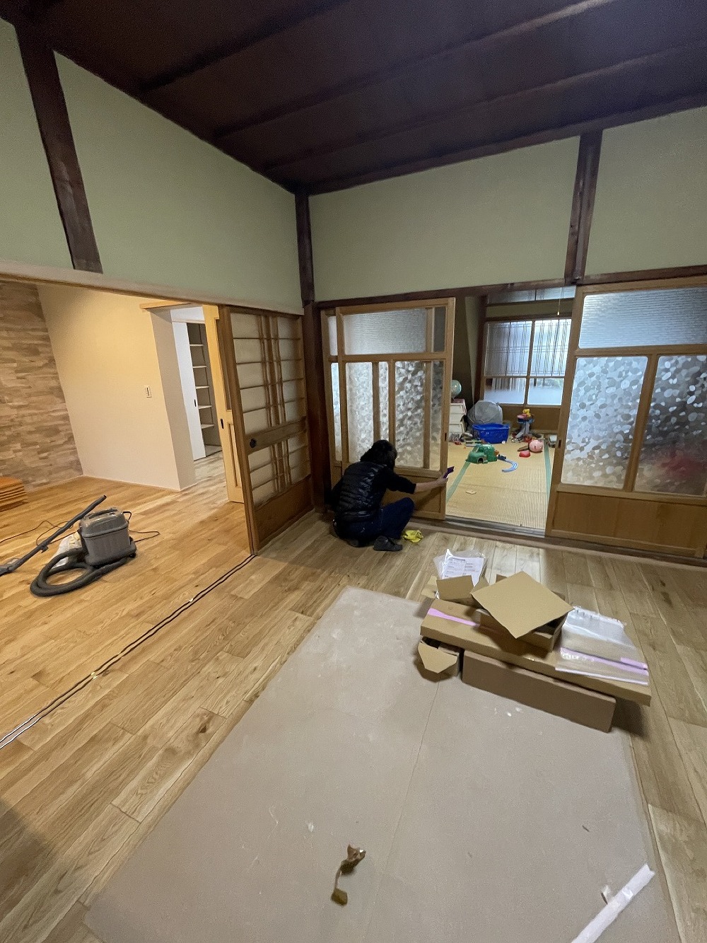 今日はお引渡し前の室内クリーニングです。 既存のサッシ、建具も綺麗になります（白井）