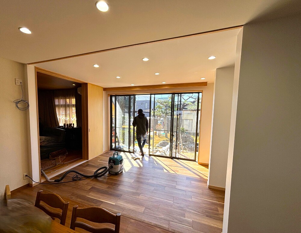 木の床が広がる明るいダイニングリフォーム後の室内