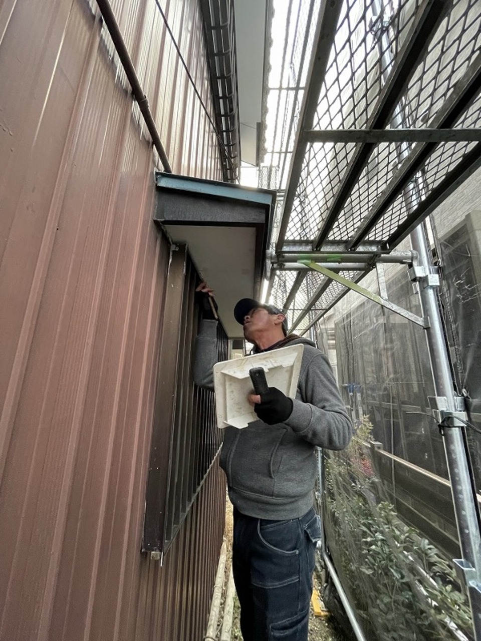 塗装の前に入念にパテ処理していく川脇さん（白井）