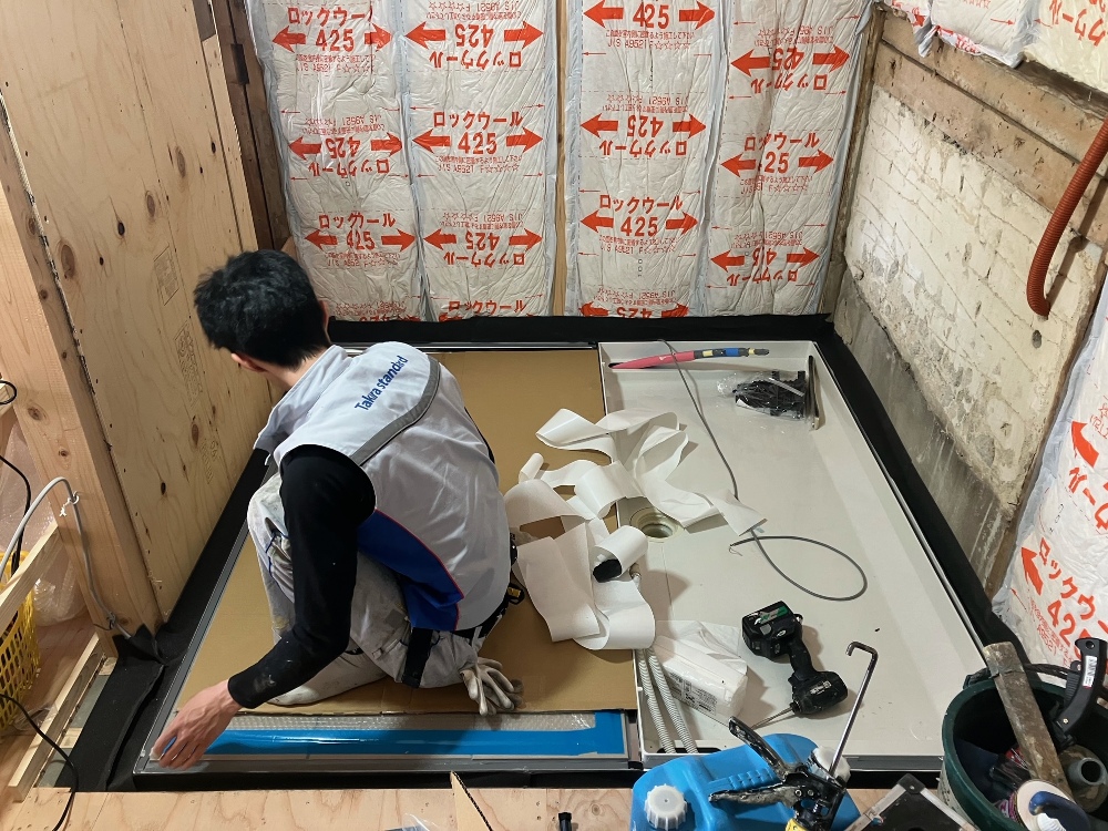 床下からの冷たい空気が室内に入り込まないように、“気流止め”を施しています。気流止めとは、壁や床のすき間をふさいで空気の流れを止める工事のことです（山本）