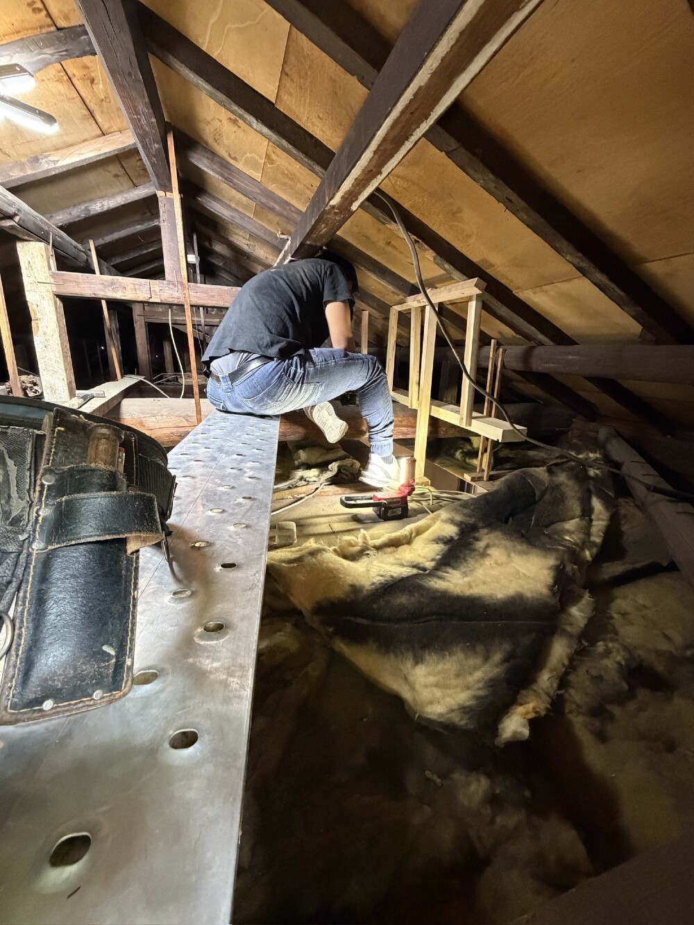 小屋裏に入り込み、埋込照明の下地造りをしています