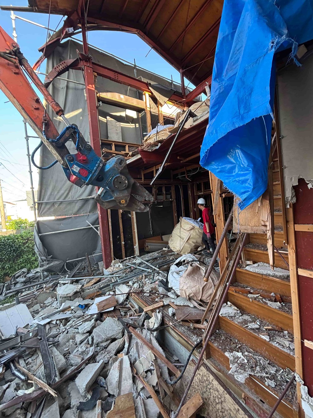 重機による解体工事がスタートしました