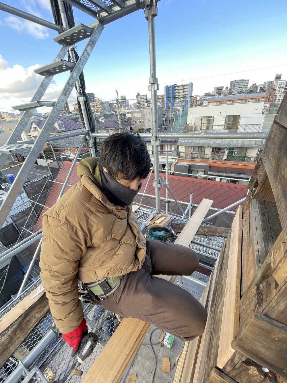 寒空の下、塔屋作業進行する、山ちゃんと寺やんです。  風の冷たさが身にしみます（白井）