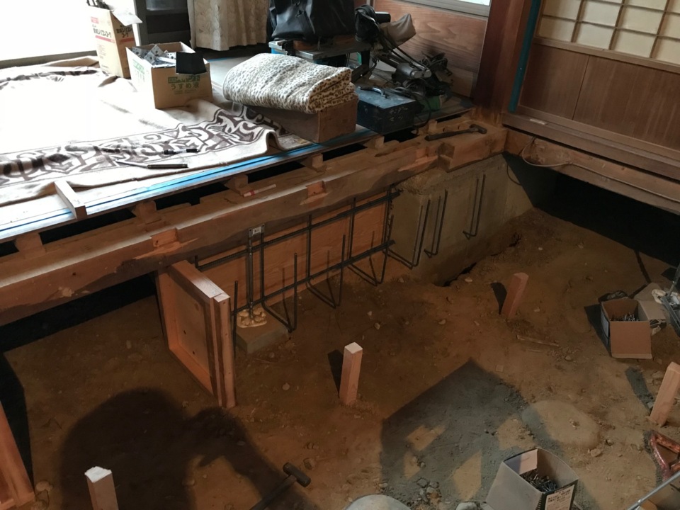 型枠を固定しています。