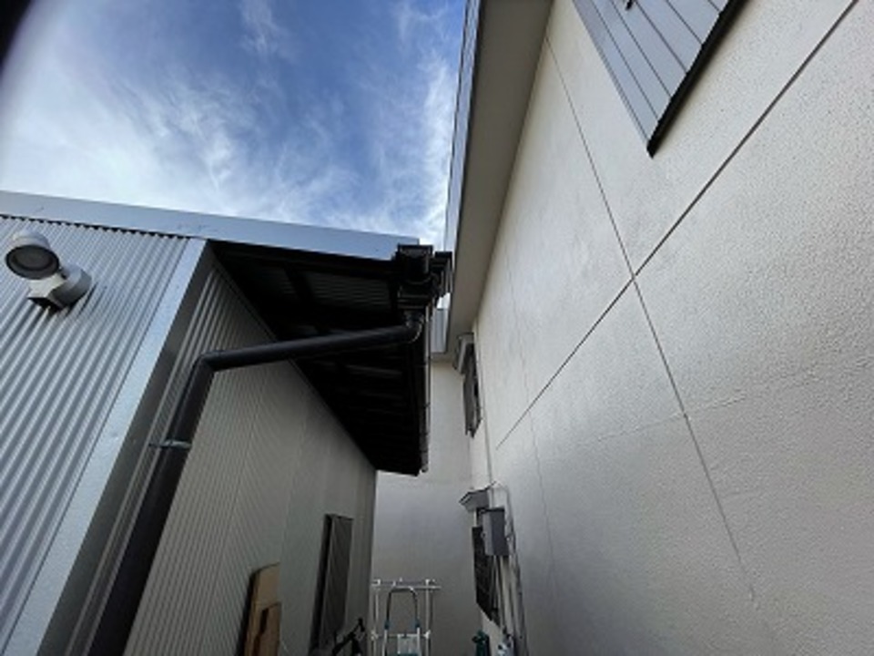以前建てさせていただいた倉庫の軒の出を延長しました。 雨の日に大活躍です（白井）