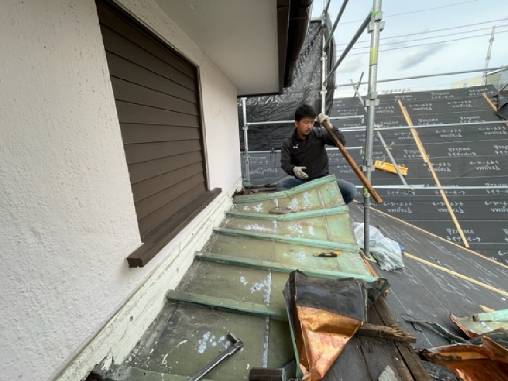 屋根銅板を解体中（寺西）