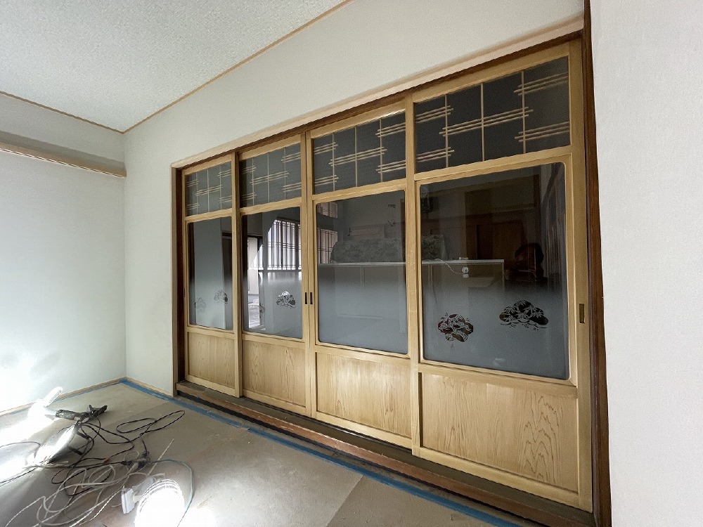  既設の立派な建具は再活用。きれいに洗浄しWAXをかけることで当時の美しい輝きを取り戻しました。 後はレールの付け替え、調整です。