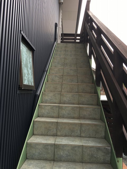 外階段に屋根をつけています 名古屋市昭和区のリノベーション現場より 名古屋で注文住宅 古民家再生リフォームを手掛ける工務店 松美建設のブログ