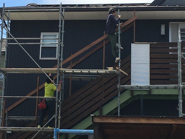 外階段に屋根をつけています 名古屋市昭和区のリノベーション現場より 名古屋で注文住宅 古民家再生リフォームを手掛ける工務店 松美建設のブログ