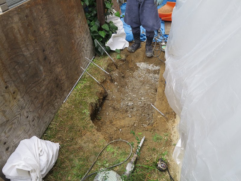 建物の沈下を止めるための工事をしています。