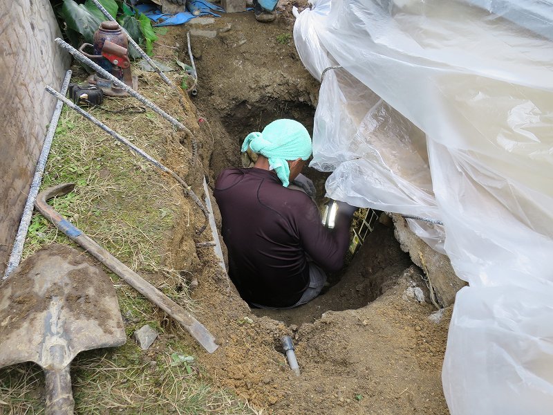 建物の沈下を止めるための工事をしています。