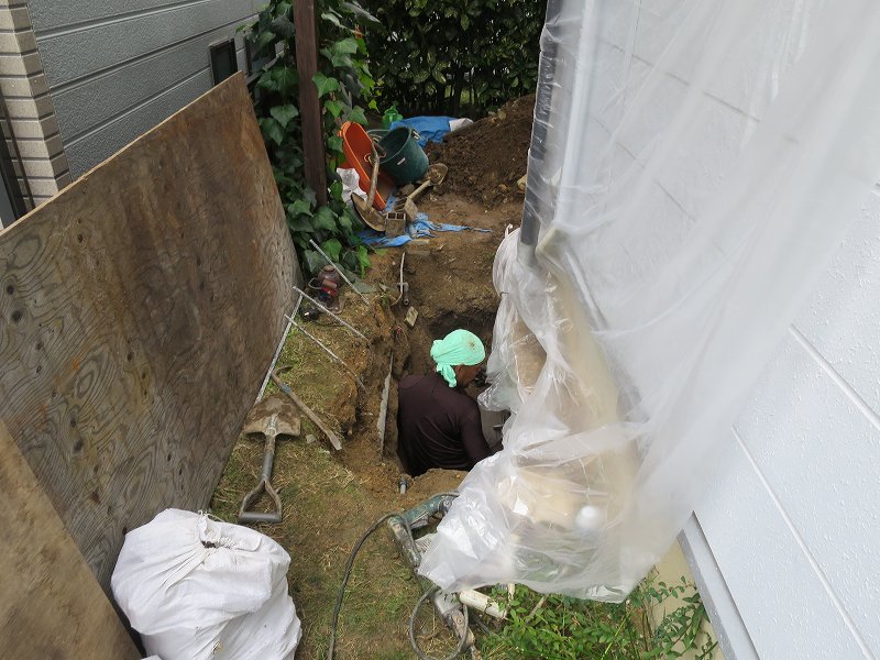 建物の沈下を止めるための工事をしています。