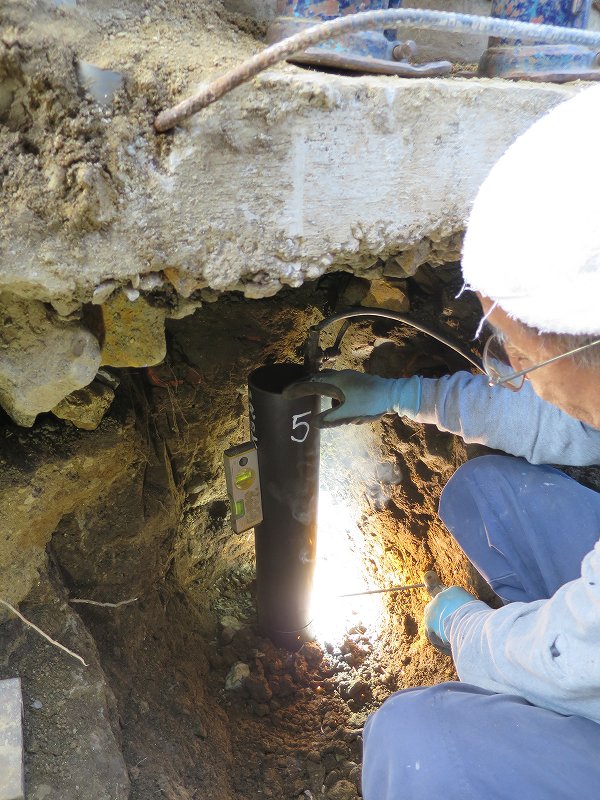 建物の沈下を止めるための工事をしています。