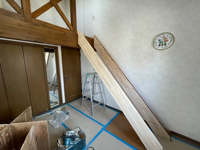 ロフト階段施工中