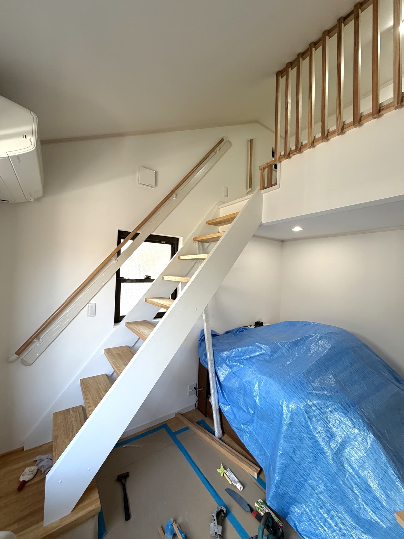 階段箪笥を現場で組み立てている様子