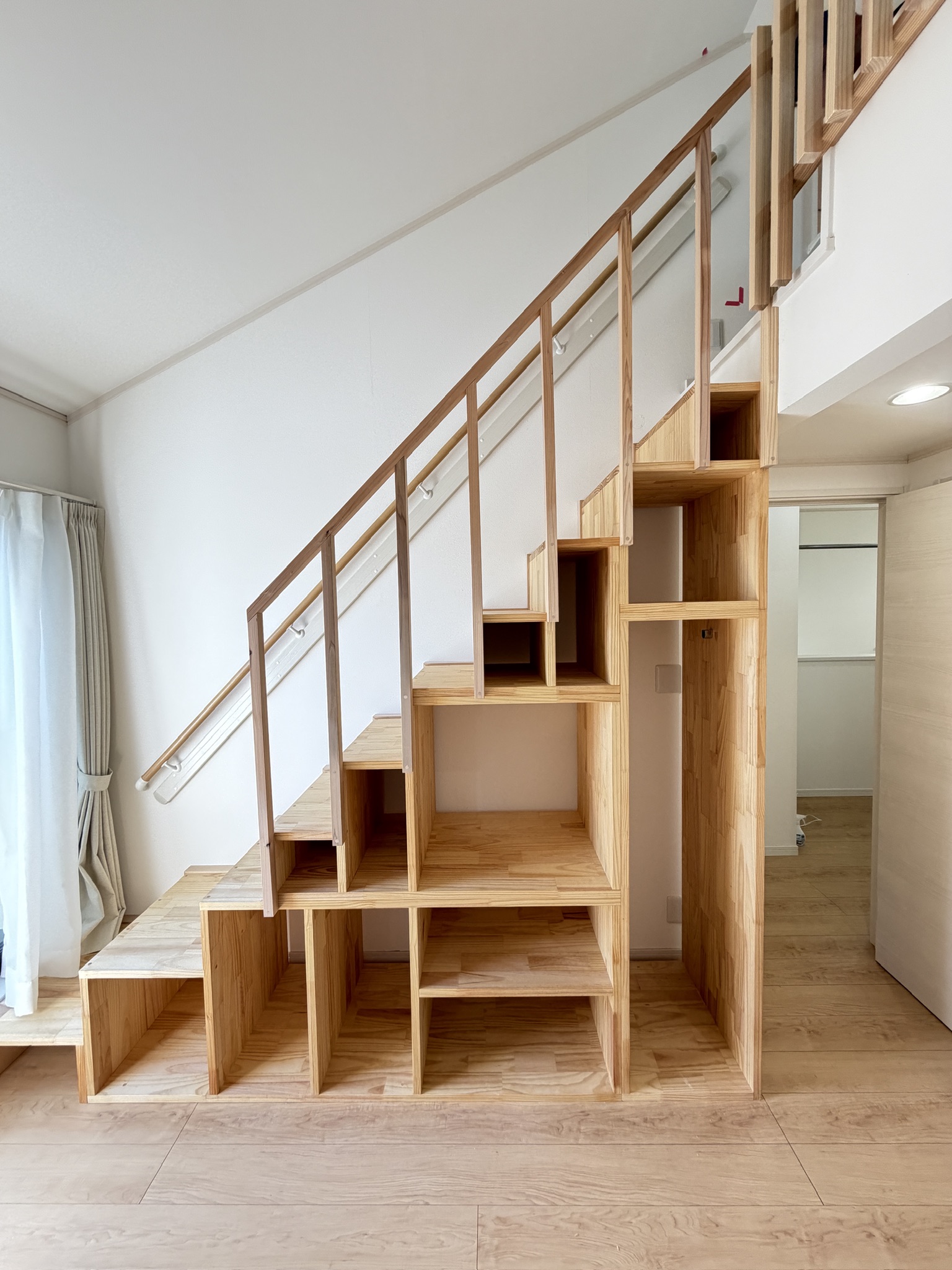 造作の階段箪笥とロフトのある暮らし