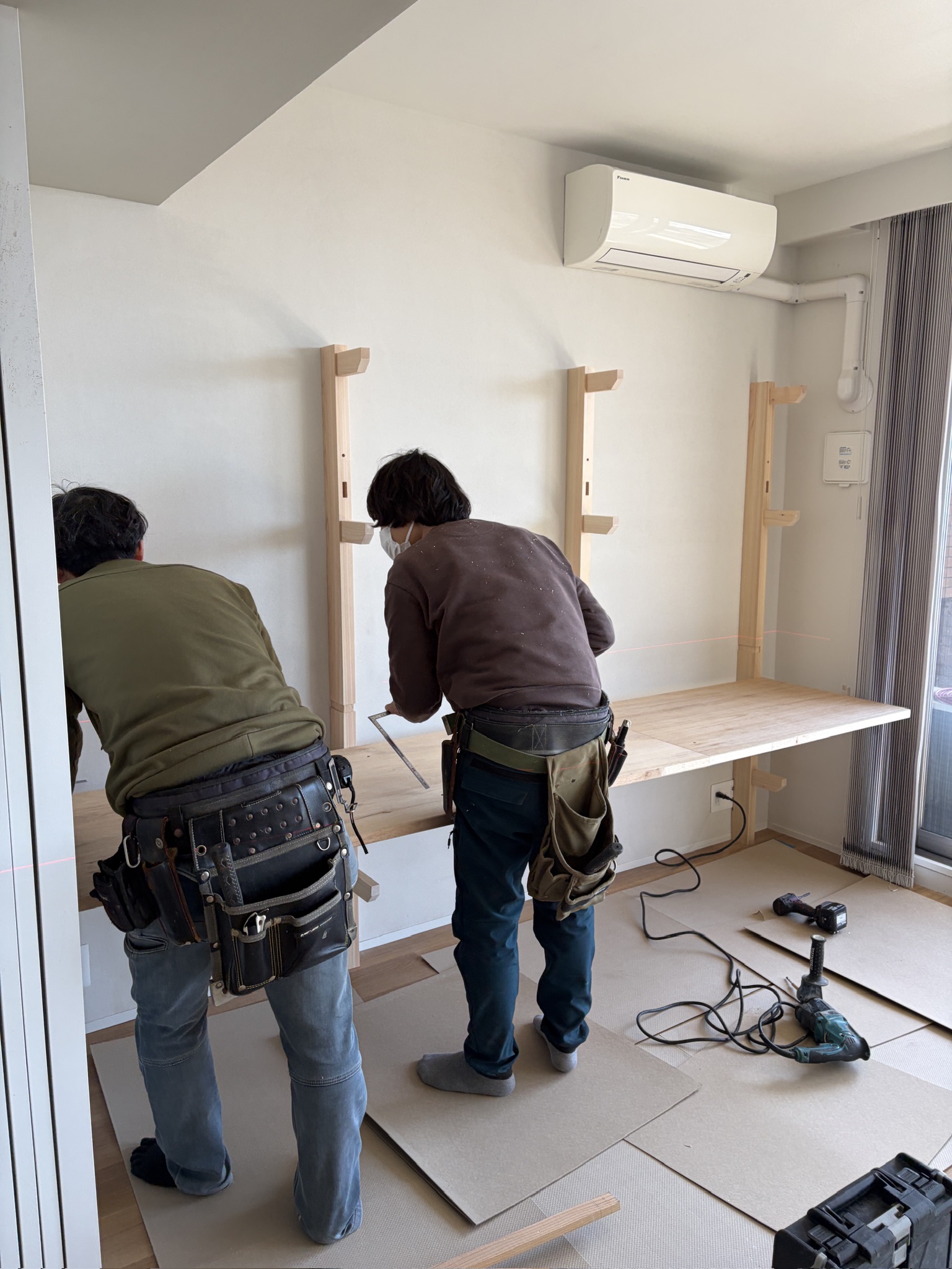 木組み壁面収納を現場で組み立て中の様子